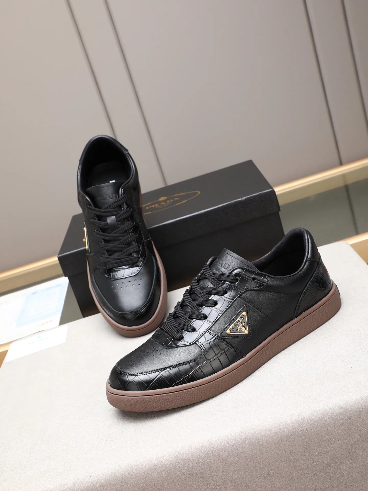 Men's shoes💰420💰 Brand: PRADA (Prada) Standard code: Men's code 38–44 (45 can be customized) Material: Original cowhide, breathable sheep lining Special outsole Style category: Men's fashionable casual sneakers Low-key luxury! Color: actual picture color